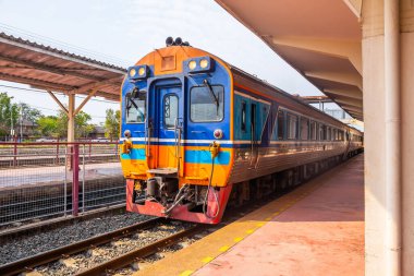Diesel tren, Tayland 'dan kalkan hızlı bir şehirlerarası trendir.