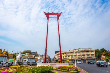 Bangkok, Tayland, 28 Ocak 2024: Wat Suthat 'ın önündeki antik dev salıncak Bangkok' un simgesi ve popüler bir turizm beldesidir..