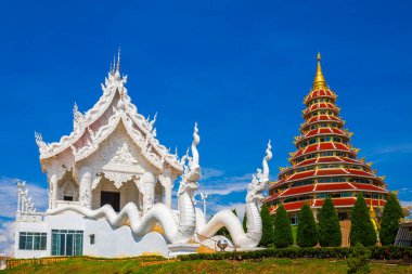 Wat Huay Pla Kang 'ın manzarası, Chiang Rai Tayland' da mavi gökyüzü geçmişi olan Çin tapınağı, burası Chiang Rai 'nin en popüler ve ünlü tapınak simgesi..