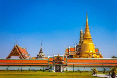 Temple Wat Phra Kaew Tayland 'daki Bangkok Kraliyet Sarayı' nda. Dünyanın dört bir yanındaki turistler için popüler bir yer..