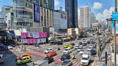 Bangkok Tayland 12 Mart 2025: Güzel bir günde Asoke, Bangkok 'ta modern yüksek binalar ve Terminal 21 alışveriş merkezi, bir turist ve iş merkezi manzaralı trafik.