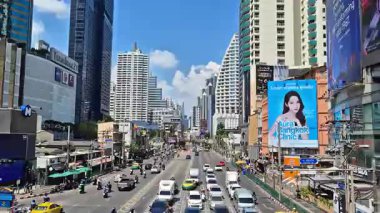 Bangkok Tayland 12 Mart 2025: Güzel bir günde Asoke, Bangkok 'ta modern yüksek binalar ve Terminal 21 alışveriş merkezi, bir turist ve iş merkezi manzaralı trafik.