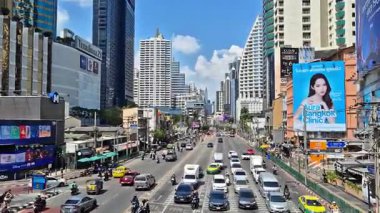 Bangkok Tayland 12 Mart 2025: Güzel bir günde Asoke, Bangkok 'ta modern yüksek binalar ve Terminal 21 alışveriş merkezi, bir turist ve iş merkezi manzaralı trafik.