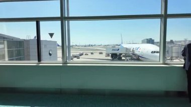 TOKYO, JAPAN - 10 Nisan 2024: ANA ya da All Nippon Airways Japonya 'nın ulusal havayolu uçağıdır ve Haneda Havaalanı yolcularını bir Boeing 787-9 uçağıyla karşılamaya hazırlanmaktadır..