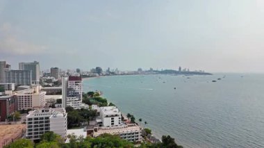 Plajlı Pattaya şehri, denizde bir sürü tekne ve bir sürü bina. Bu bir dönüm noktası ve popüler bir yerdir..