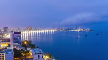 Plajlı Pattaya şehrinin zaman atlaması, denizde bir sürü tekne ve gün doğumunda bir sürü bina. Bu bir dönüm noktası ve popüler bir yerdir..