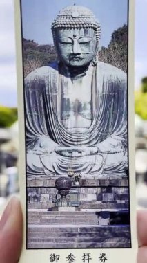 Kanagawa, Japonya - 13 Kasım 2023: Popüler bir turist ve hac yeri olan Kotokuin Tapınağı 'ndaki Büyük Buda' ya giriş bileti Kamakura 'nın bir sembolüdür..
