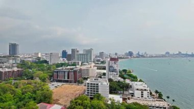 Plajlı Pattaya şehri, denizde bir sürü tekne ve bir sürü bina. Bu bir dönüm noktası ve popüler bir yerdir..