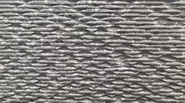 Su, binaları, havuzları ve bahçeleri süslemek için katmanlı taşlardan aşağı akıyor. Arkaplan hareketi