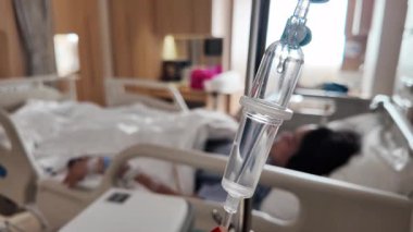 Tüpe bağlı bir şişeden serum fizyolojik atın ve hasta yatağıyla birlikte hastanın vücuduna enjekte edin..