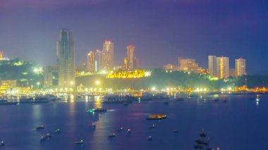 Plajlı Pattaya şehrinin zaman atlaması, denizde bir sürü tekne ve gün doğumunda bir sürü bina. Bu bir dönüm noktası ve popüler bir yerdir..