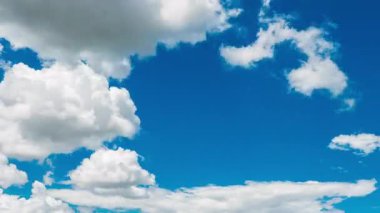 Arkaplan olarak hareket eden bulutlar ile berrak gökyüzünün zamanlaması