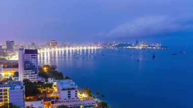 Plajlı Pattaya şehrinin zaman atlaması, denizde bir sürü tekne ve gün doğumunda bir sürü bina. Bu bir dönüm noktası ve popüler bir yerdir..