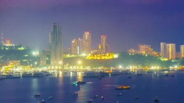 Plajlı Pattaya şehrinin zaman atlaması, denizde bir sürü tekne ve gün doğumunda bir sürü bina. Bu bir dönüm noktası ve popüler bir yerdir..