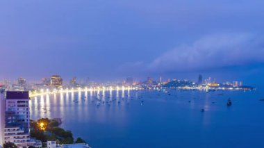 Plajlı Pattaya şehrinin zaman atlaması, denizde bir sürü tekne ve gün doğumunda bir sürü bina. Bu bir dönüm noktası ve popüler bir yerdir..