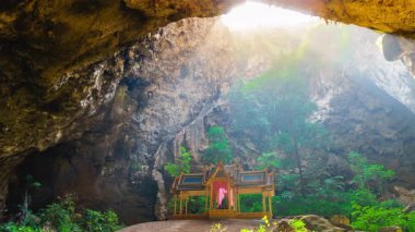 Timelapse Phraya Nakhon Mağarası, Khao Sam Roi Yot Ulusal Parkı 'nda bulunan bir mağaradır. Mağaranın içinde Kral Chulalongkorn döneminde inşa edilmiş Phra Thinang Khuha Khrueasri var.