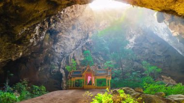 Timelapse Phraya Nakhon Mağarası, Khao Sam Roi Yot Ulusal Parkı 'nda bulunan bir mağaradır. Mağaranın içinde Kral Chulalongkorn döneminde inşa edilmiş Phra Thinang Khuha Khrueasri var.