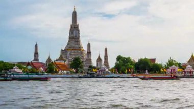 Wat Arun Ratchawararam Ratchaworamahawihan, veya Wat Arun veya Wat Chaeng 'in günbatımında, Bangkok, Tayland' ın simgesi olarak kabul edilir..