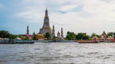 Wat Arun Ratchawararam Ratchaworamahawihan, veya Wat Arun veya Wat Chaeng 'in günbatımında, Bangkok, Tayland' ın simgesi olarak kabul edilir..