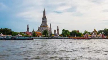 Wat Arun Ratchawararam Ratchaworamahawihan, veya Wat Arun veya Wat Chaeng 'in günbatımında, Bangkok, Tayland' ın simgesi olarak kabul edilir..