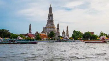 Wat Arun Ratchawararam Ratchaworamahawihan, veya Wat Arun veya Wat Chaeng 'in günbatımında, Bangkok, Tayland' ın simgesi olarak kabul edilir..