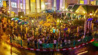 Bangkok, Tayland - 1 Ocak 2017: Ratchaprasong Kavşağı 'ndaki Erawan Tapınağı Phra Phrom' un Timelapse 'si dünyanın dört bir yanından gelen turistler tarafından gece servet peşinde koşmaları nedeniyle popüler..