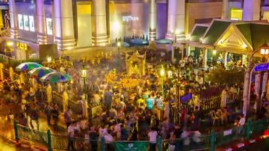 Bangkok, Tayland - 1 Ocak 2017: Ratchaprasong Kavşağı 'ndaki Erawan Tapınağı Phra Phrom' un Timelapse 'si dünyanın dört bir yanından gelen turistler tarafından gece servet peşinde koşmaları nedeniyle popüler..
