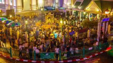 Bangkok, Tayland - 1 Ocak 2017: Ratchaprasong Kavşağı 'ndaki Erawan Tapınağı Phra Phrom' un Timelapse 'si dünyanın dört bir yanından gelen turistler tarafından gece servet peşinde koşmaları nedeniyle popüler..