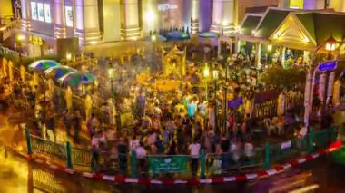 Bangkok, Tayland - 1 Ocak 2017: Ratchaprasong Kavşağı 'ndaki Erawan Tapınağı Phra Phrom' un Timelapse 'si dünyanın dört bir yanından gelen turistler tarafından gece servet peşinde koşmaları nedeniyle popüler..