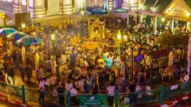 Bangkok, Tayland - 1 Ocak 2017: Ratchaprasong Kavşağı 'ndaki Erawan Tapınağı Phra Phrom' un Timelapse 'si dünyanın dört bir yanından gelen turistler tarafından gece servet peşinde koşmaları nedeniyle popüler..
