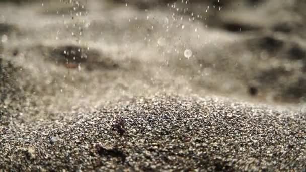 Sabbia Versando Lentamente Sullo Sfondo Bokeh Dorato Luce Del Tramonto — Video Stock