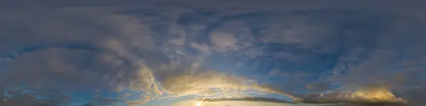 深蓝色黄昏的天空全景与积雨云 球面等角型无缝隙Hdr 360全景 全天顶或天空穹顶3D可视化 空中无人机全景的天空置换 — 图库照片