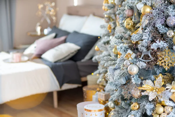 Árvore Natal Com Decoração Fundo Inverno Com Luzes Brilhantes — Fotografia de Stock