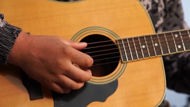 拉紧男人的手弹奏吉他 — 图库视频影像