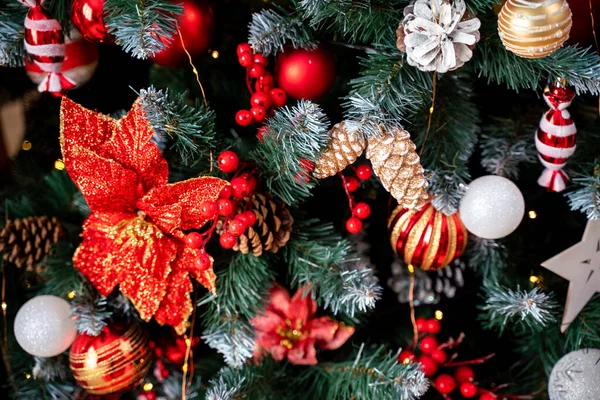 輝く妖精の背景にボールとお祭り騒ぎの装飾された屋外のクリスマスツリーのクローズアップ ガーランドライト ボケ効果を非表示に — ストック写真