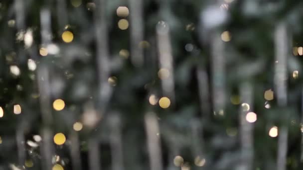 Vánoční Stromek Kuličkami Rozmazaném Jiskřivém Pozadí Rozostřené Věnec Světla Bokeh — Stock video