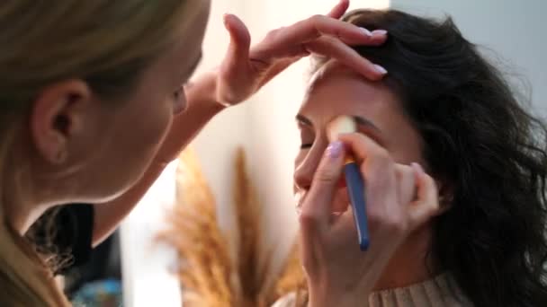 Maquillaje Artista Pinta Chica Con Lápiz Sombrear Pigmento Con Pincel — Vídeos de Stock