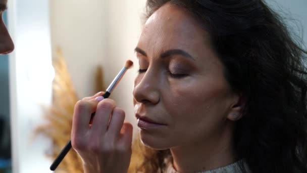 Maquillaje Artista Pinta Chica Con Lápiz Sombrear Pigmento Con Pincel — Vídeo de stock