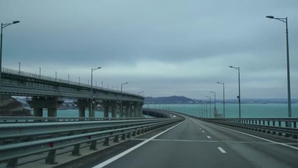 在多云的天气里 一辆汽车一大早在宽阔的空旷的路上行驶 从驾驶的角度来看 汽车在高速公路上的内景 — 图库视频影像
