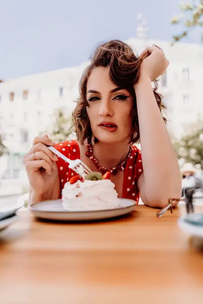 Okouzlující Žena Restauraci Kavárna Ulici Sedí Stolu Dort Vidličkou Oblečené — Stock fotografie