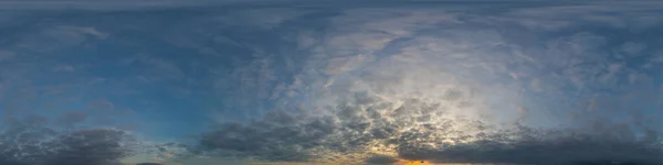 Cielo Azul Oscuro Atardecer Con Nubes Cúmulos Rosadas Pano Hdr — Foto de Stock