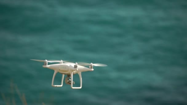 Drone Blanco Vuela Contra Telón Fondo Del Mar Naturaleza Drone — Vídeo de stock