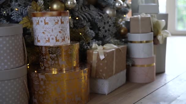 Kerstcadeautjes Onder Kerstboom Nieuwjaar Kerstmis Geschenk Ingepakt Mooie Verpakking Lint — Stockvideo