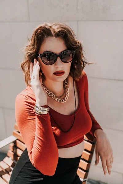 Sokaktaki Bir Kadının Portresi Gözlüklü Kırmızı Bluzlu Siyah Etekli Çekici — Stok fotoğraf