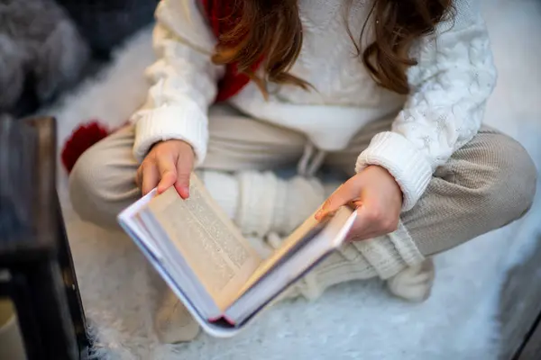 Dziewczyna Książką Siedzi Podłodze Futrzanym Białym Dywanie Ubrany Biały Sweter — Zdjęcie stockowe