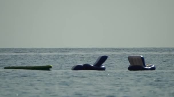 Nafukovací Křesla Moři Pro Opalování Odpočiňte Moři Krásným Výhledem Koncept — Stock video