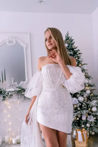 Die Blondine Weihnachtszimmer Eine Schöne Blonde Frau Einem Leuchtend Hellen — Stockfoto
