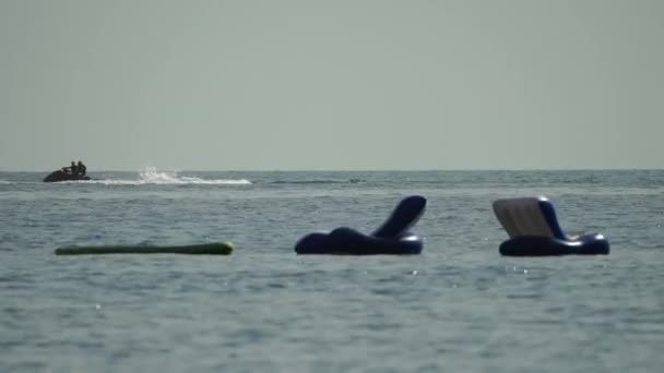 Aufblasbare Stühle Meer Zum Sonnenbaden Ruhe Meer Mit Einer Wunderschönen — Stockvideo