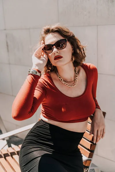 Portrét Ženy Ulici Lavičce Venku Sedí Atraktivní Žena Brýlích Červené — Stock fotografie