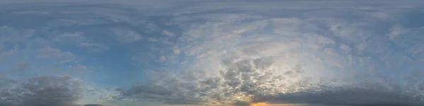 하늘은 분홍빛의 구름으로 파노라마처럼 빛납니다 실없는 360 파노는 모양이다 시각화 — 스톡 사진